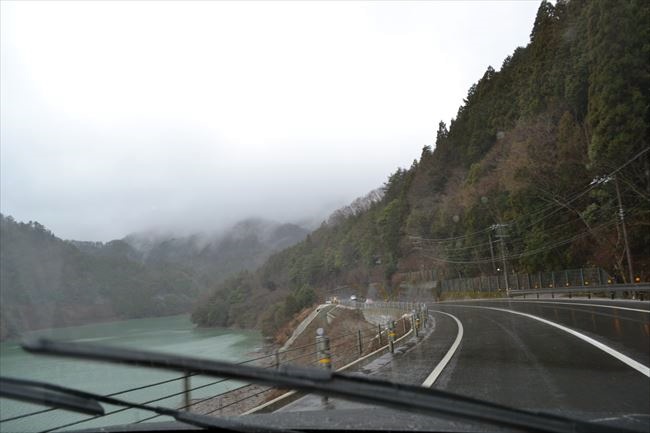 アウディQ5 クワトロで雨の山道を走行