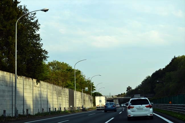 BMW M4クーペで高速道路を走行