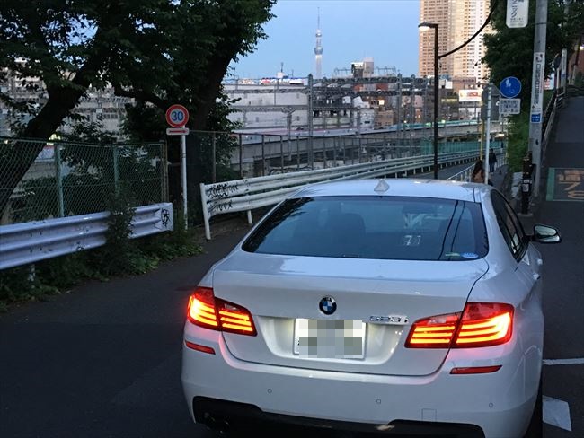 BMW5シリーズ 523i Mスポーツ　リアから撮影