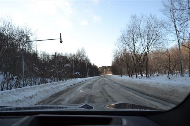 BMW X3で雪道の山道を走行