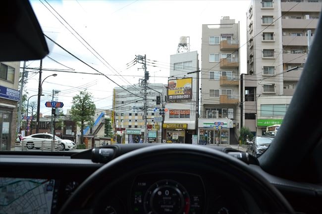 LS500h　街中で運転