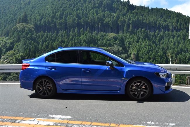 スバル WRX S4を横から撮影