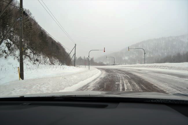 クラウンアスリート　スタッドで山道