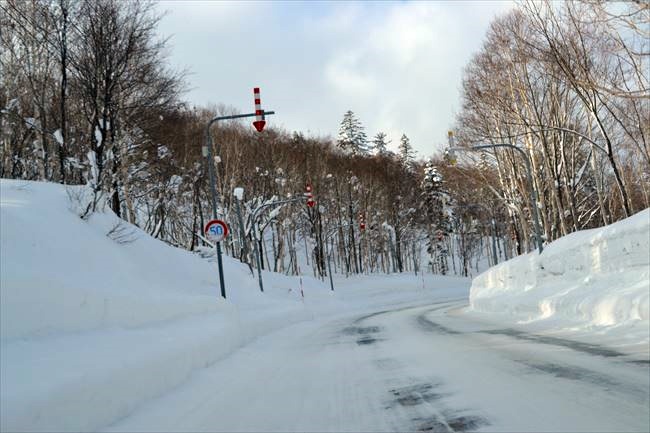 マークX 4WDの山道を走行